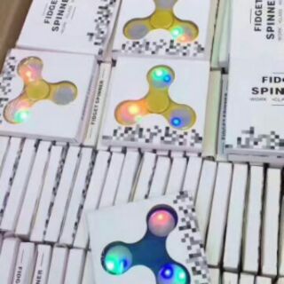 Con Quay Tam Giác Spinner Led 7 Màu