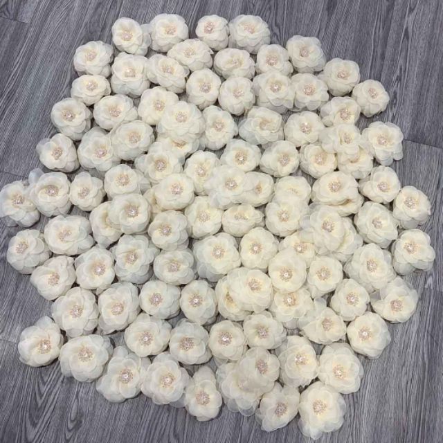 Hoa hồng, hoa trà cài áo váy