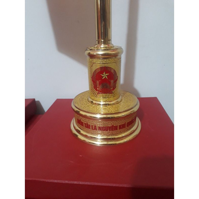 Cột cờ băng đồng đê bàn
