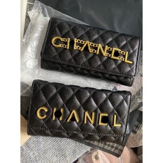 Túi dáng ví cầm tay trần trám tag chữ nổi size 20