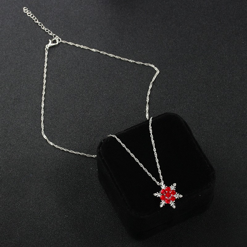 Dây chuyền mặt hoa tuyết đính đá pha lê tự nhiên sang trọng