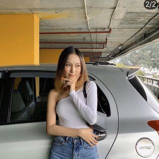 Áo lệch vai một tay