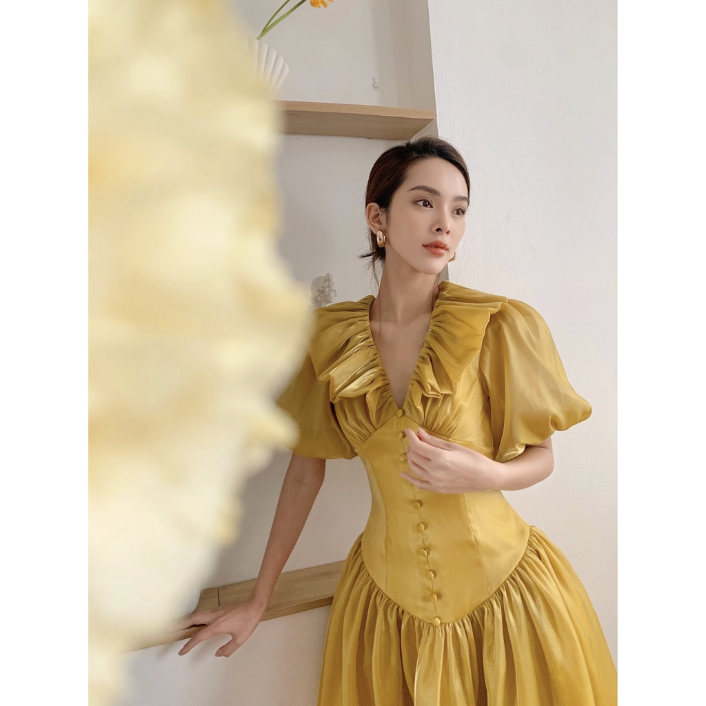 [Mã WABRWA15 giảm 15% đơn 300K] MOLLYNISTA- Đầm Emilia vàng cổ nhúm bèo phồng 10 nút | BigBuy360 - bigbuy360.vn