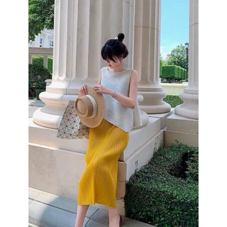 SET áo Trắng sát nách đuôi chéo -chân váy vàng gân tăm
