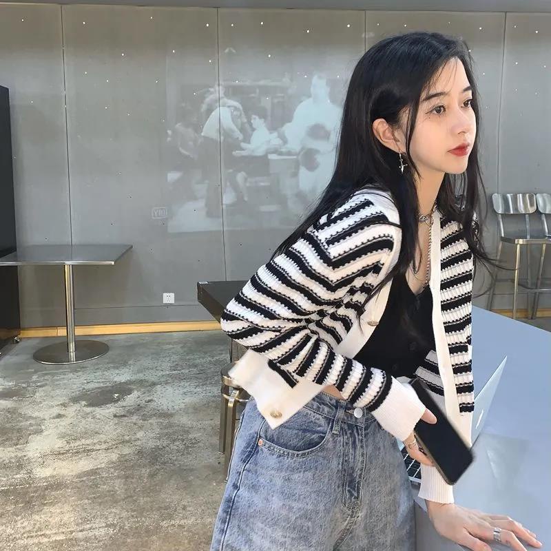Áo khoác Cardigan dệt kim cổ chữ V họa tiết kẻ sọc trắng đen