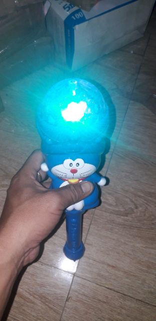 Giáng Sinh_Một cây đèn chơi Noel đoremoon có nhạc và đèn Led 7 màu quay tặng kèm pin