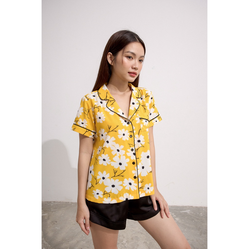 Bộ pyjama Maybi ngắn suông lụa in hoa trắng nền vàng phối quần đen