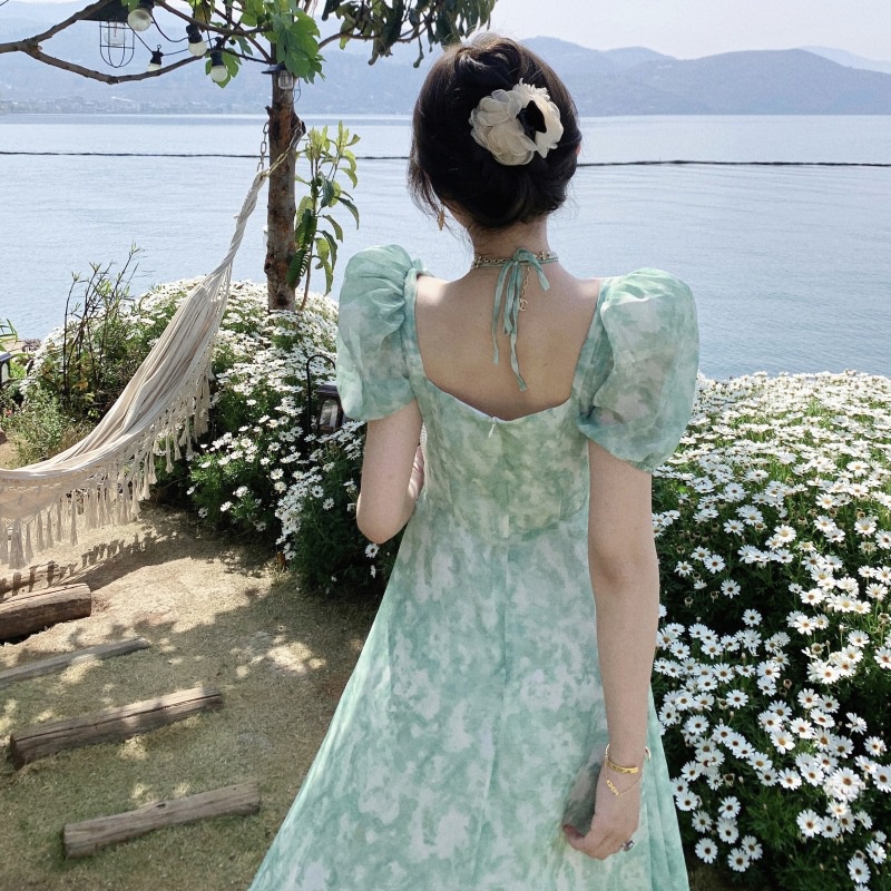 𝑩𝒆𝒓𝒏𝒊𝒆 𝑫𝒓𝒆𝒔𝒔 | Đầm Hoa Nhí Dáng Dài Màu Xanh Bơ Tay Phồng Xẻ Tà, Đầm Maxi Hoa Nhí Đi Biển Chất Voan 2 Lớp Nhẹ Nhàng