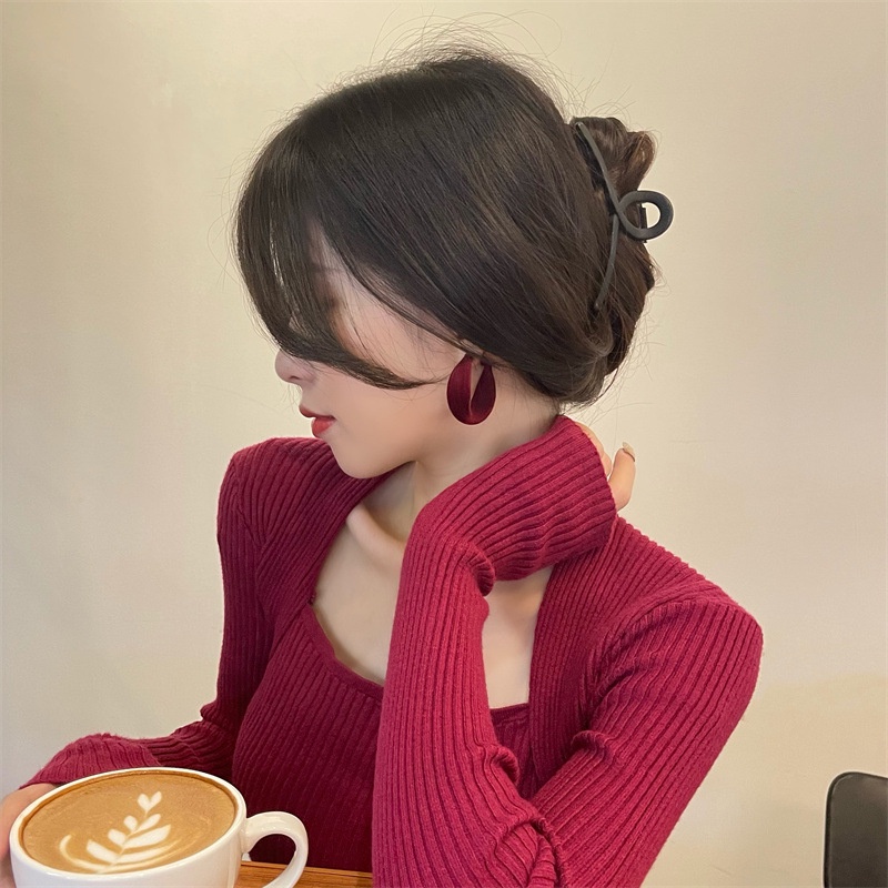 Bông tai khoen màu đỏ biểu tượng năm mới mai mắn BT252