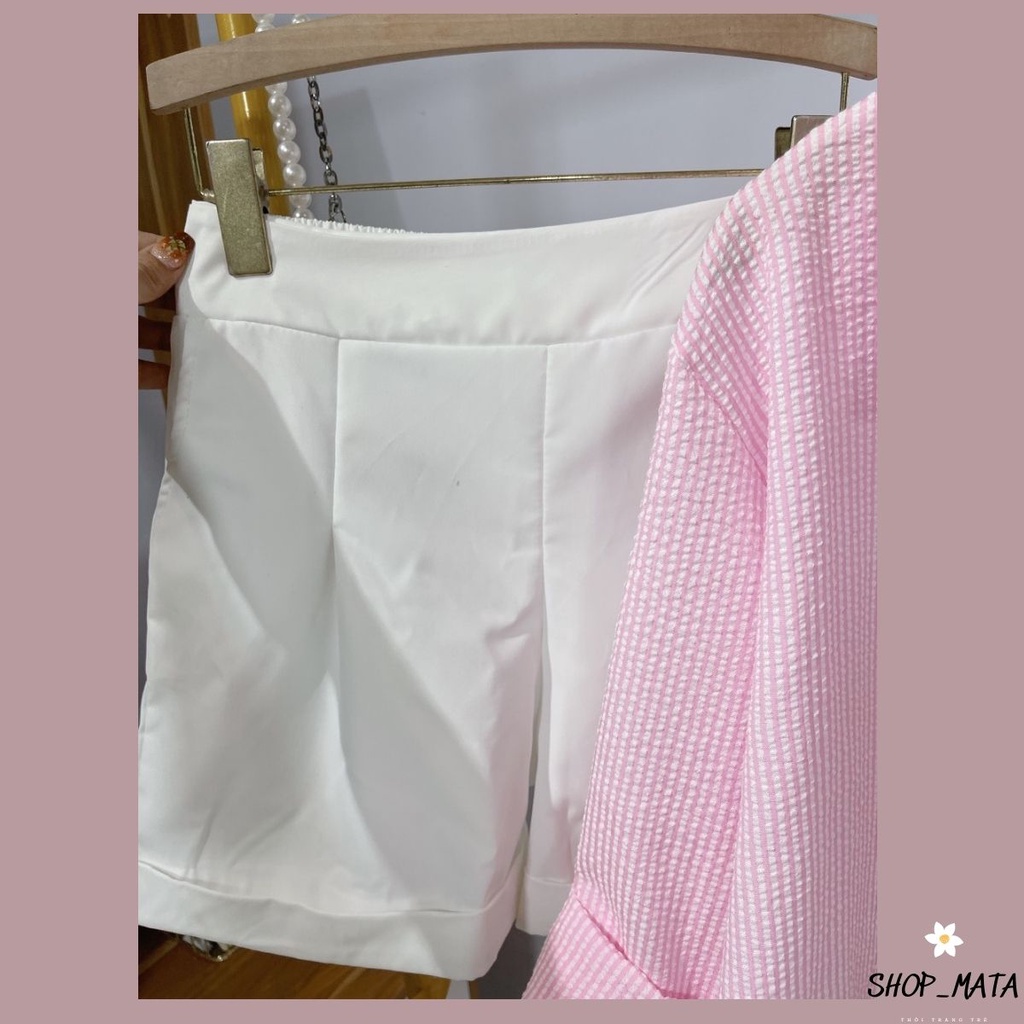 Áo sơ mi dài tay sọc hồng, mix với quần sooc trắng nữ tính ngọt ngào. | BigBuy360 - bigbuy360.vn