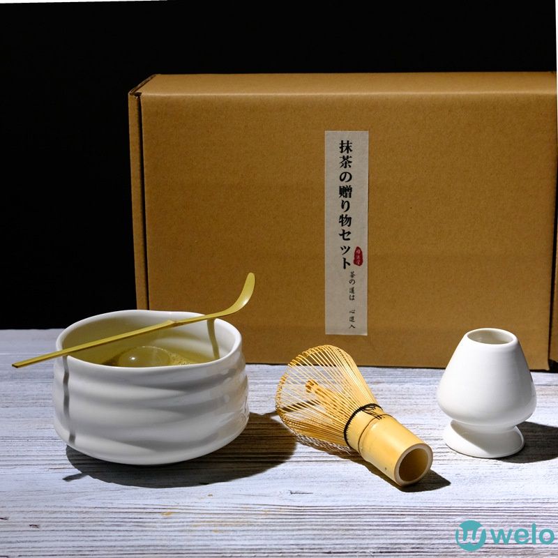 Bộ dụng cụ pha trà matcha bao gồm một phới khuấy trà một giá đỡ phới khuấy trà một muỗng và bát pha trà