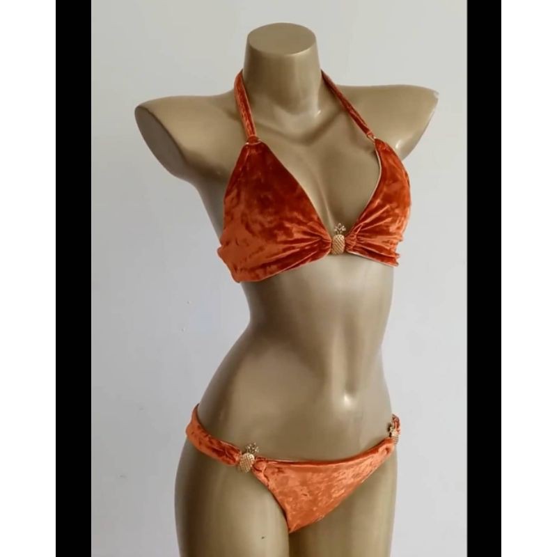 Bikini hai mảnh lọt khe