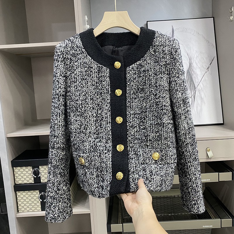 Áo khoác len dáng ngắn phong cách retro Blackpink Lisa