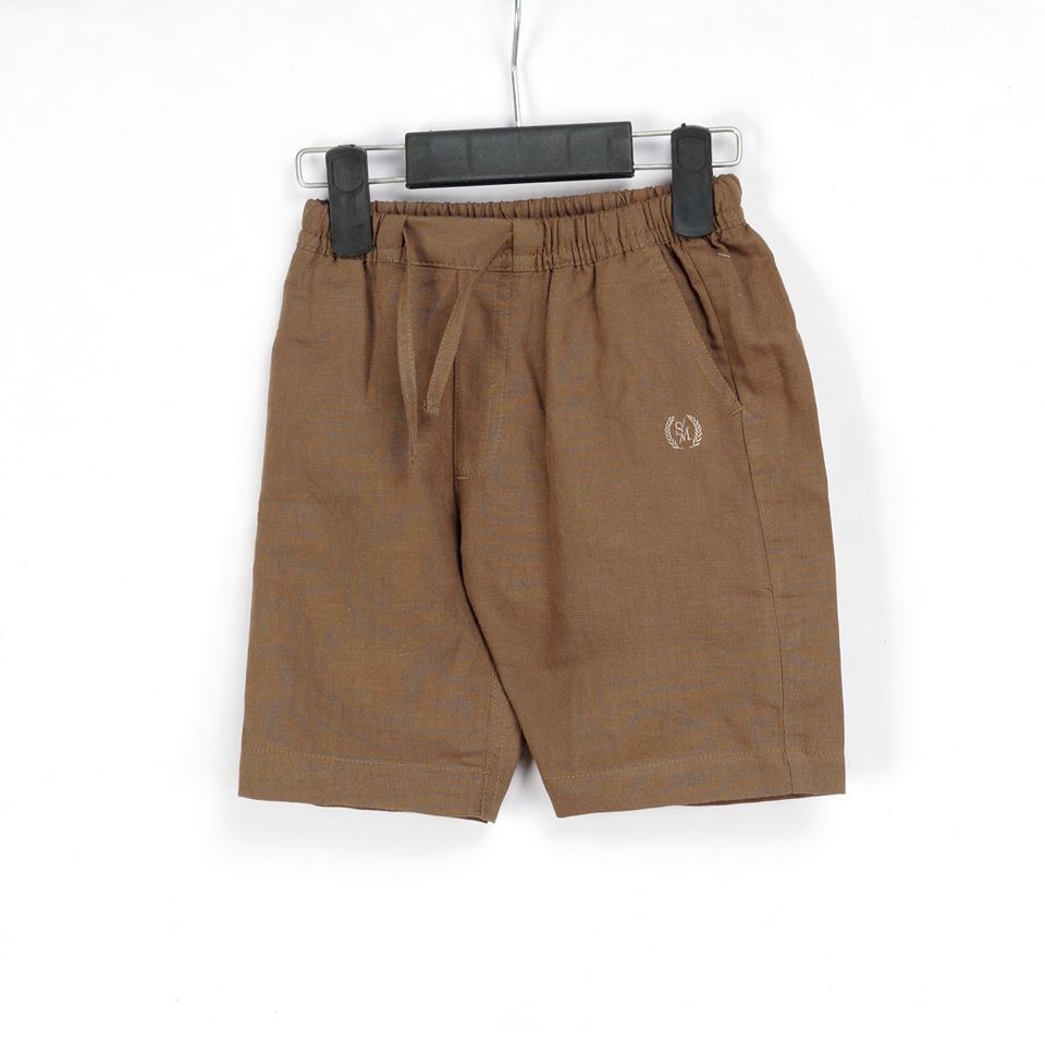 QUẦN SHORT BÉ TRAI THÊU LOGO VẢI LINEN