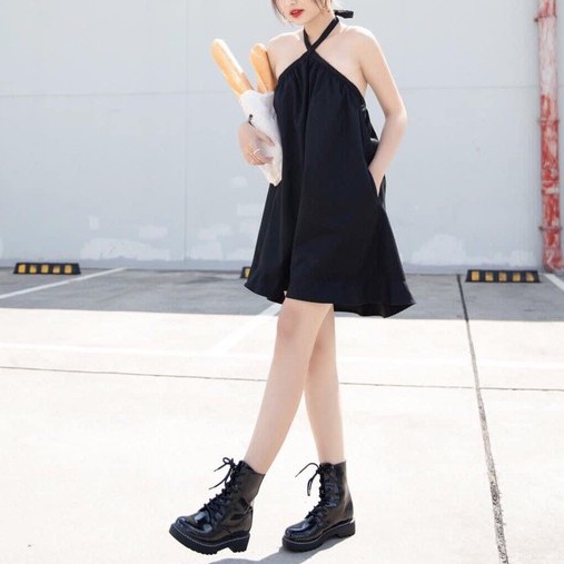 Đầm đen cổ yếm dáng xòe xinh xắn