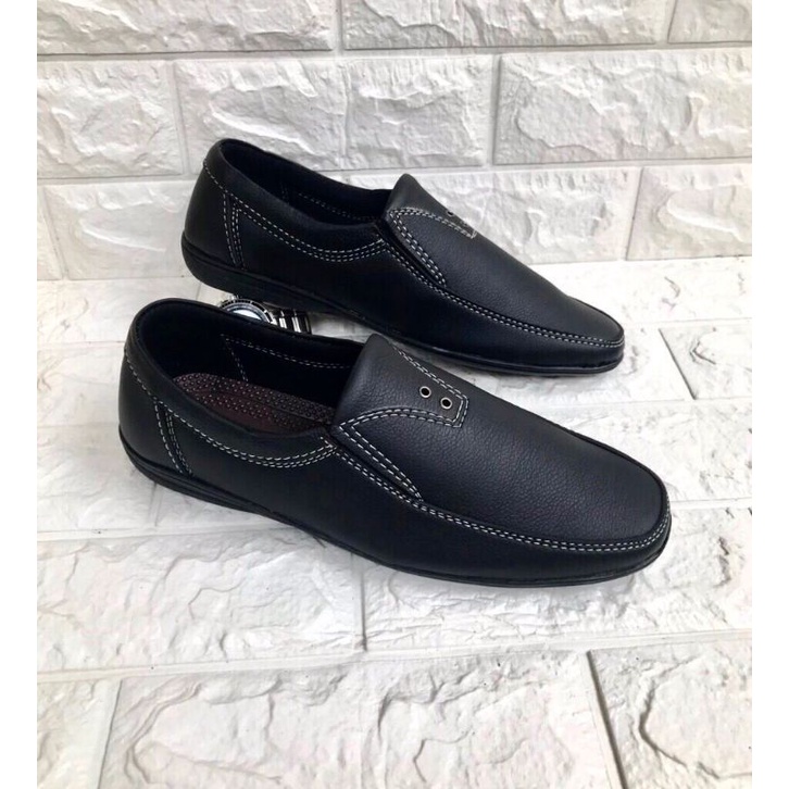 Giày lười nam mẩu mới..kiểu dáng đẹp..da mềm..mã GM11..size từ 39-44..Đế khâu sẵn toàn bộ rất chắc chắn
