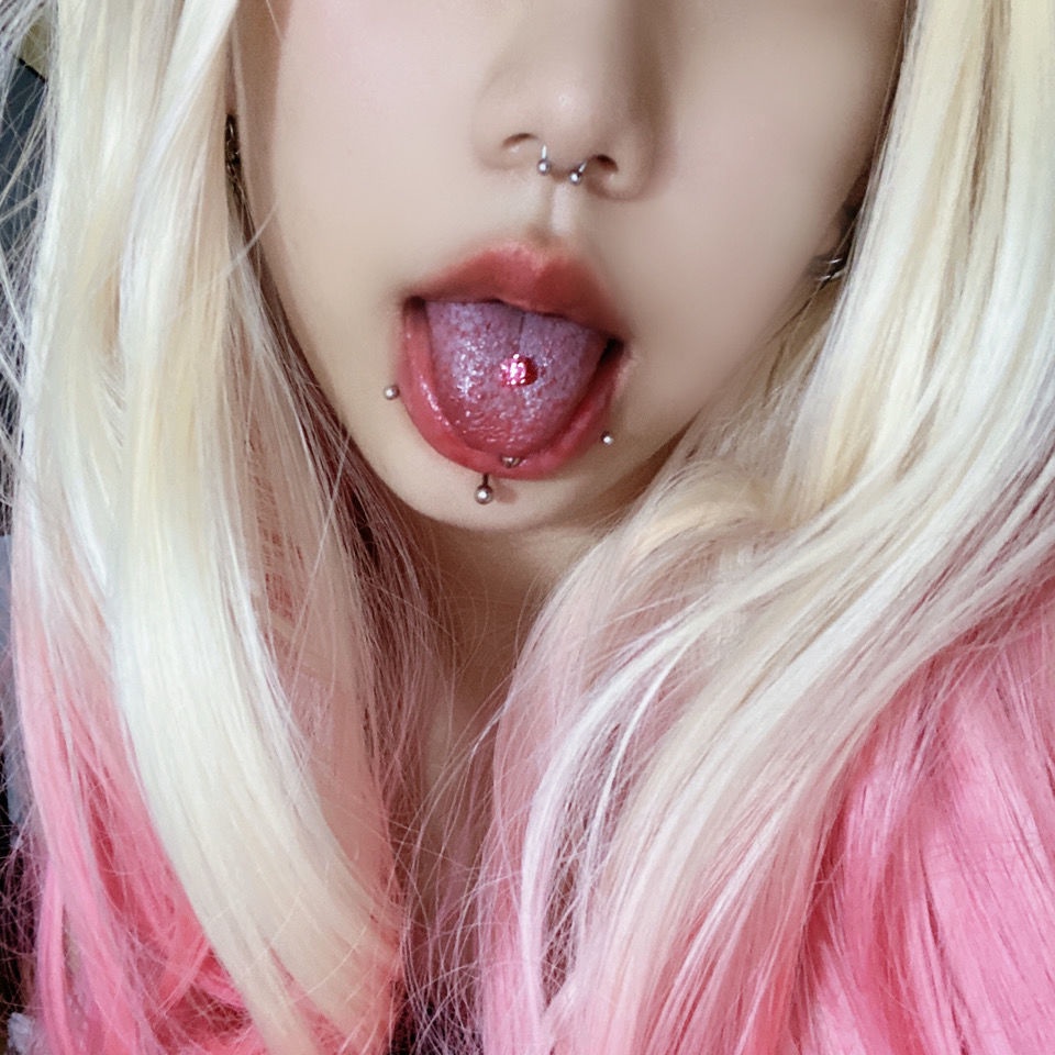 Khuyên lưỡi thay thế phong cách Âu Mỹ cho nữ