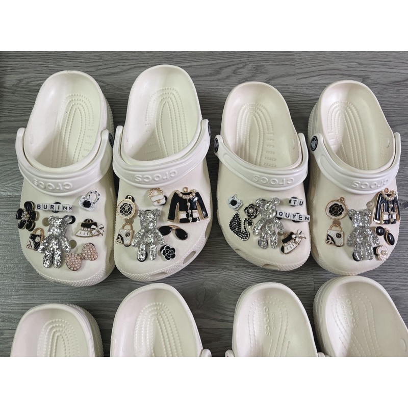 Dép crocs xuất xịn fullcharm TÊN!Khách mua ghi chú  TRAI hay GÁI để shop mix