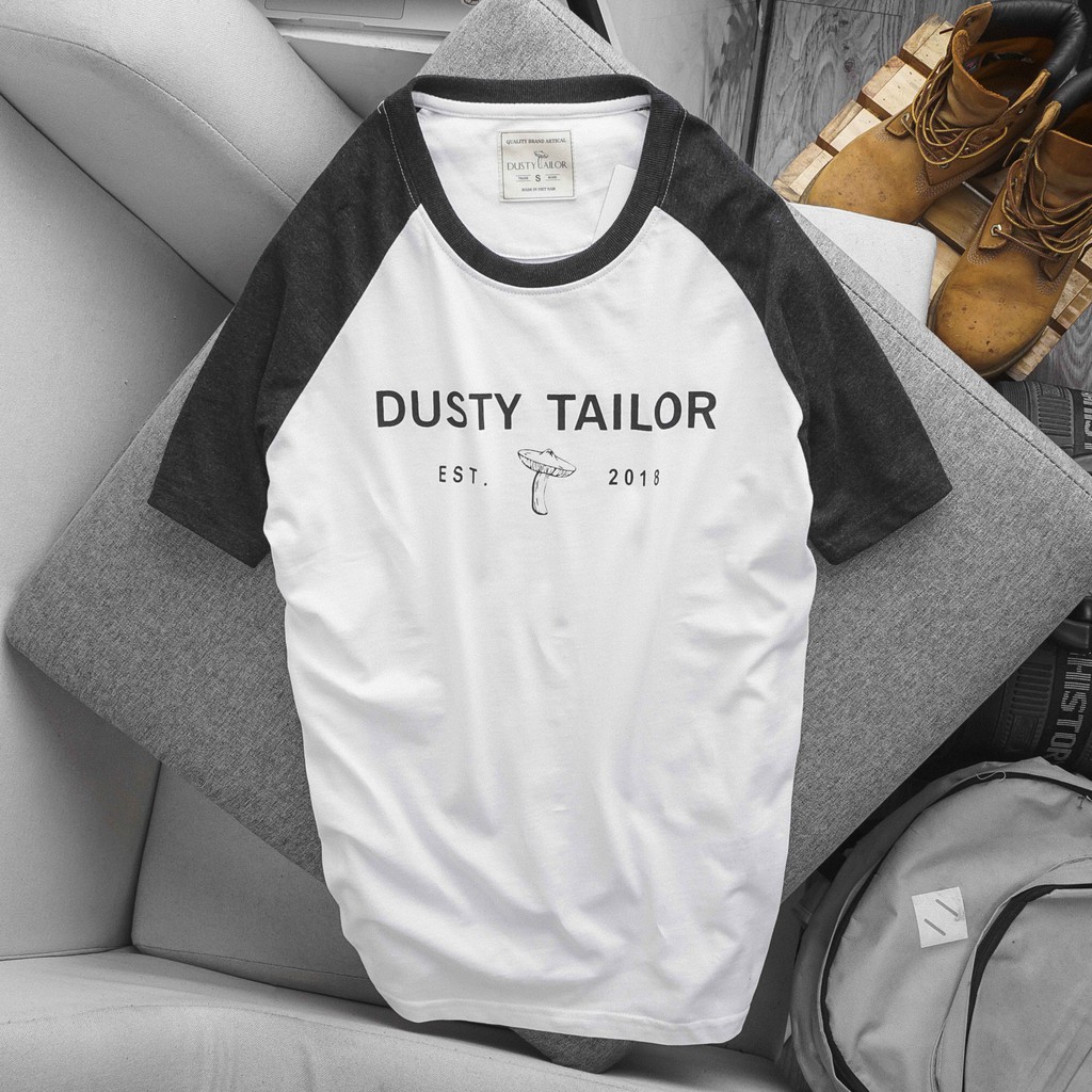 Áo thun nam Dusty Tailor trắng Raglan vải cotton single in logo icon
