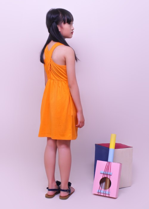 Đầm bé gái khoét lưng thun cam Jadiny