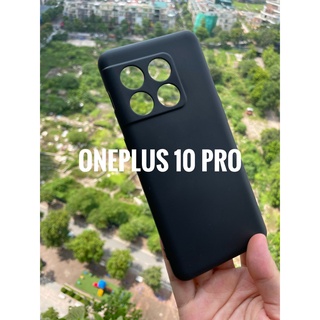 Ốp lưng silicon đen cho Oneplus 10 Pro khoét riêng từng mắt camera.