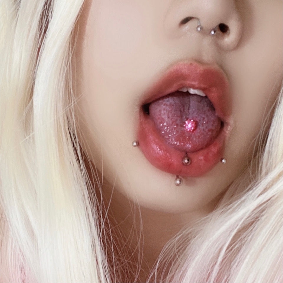 Khuyên lưỡi thay thế phong cách Âu Mỹ cho nữ