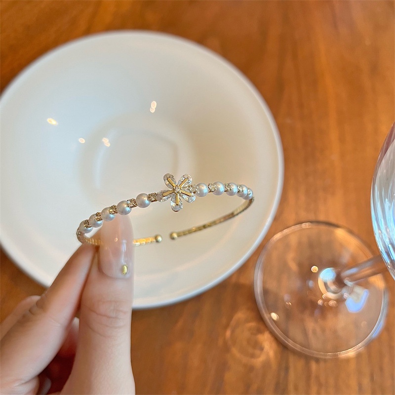 Vòng Đeo Tay Họa Tiết Bướm Và Hoa Đính Ngọc Trai Thời Trang