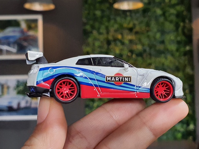 Xe mô hình Nissan GT-R ( R35 ) tem Martini tỉ lệ 1:64 MiniGt sản xuất