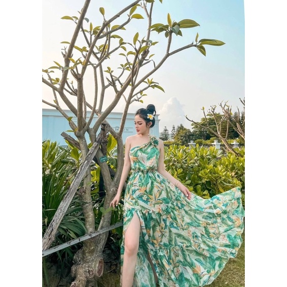 Đầm maxi hoa xanh, hoa đỏ lệch vai hoa xẻ tà đi biển