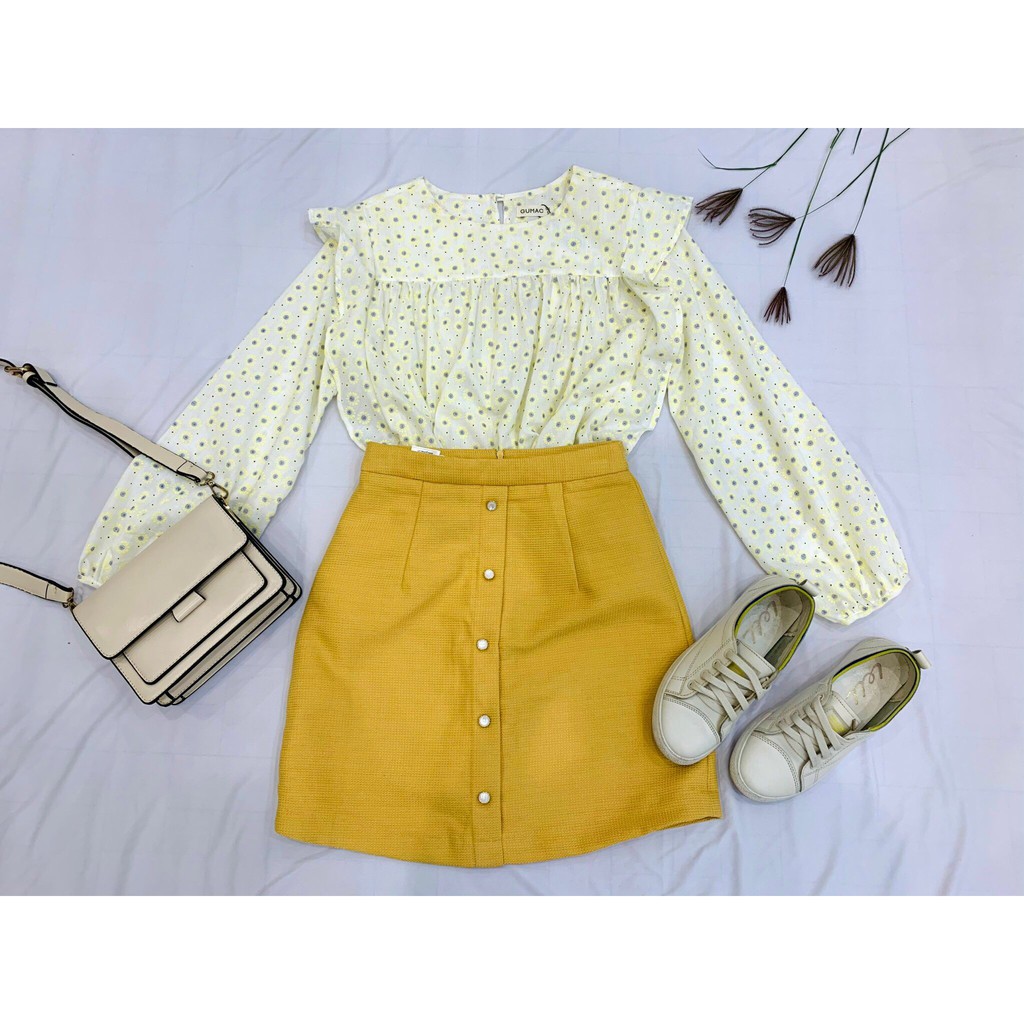 Áo kiểu nữ họa tiết hoa nhí phối bèo GUMAC màu vàng đủ size AB5105 | BigBuy360 - bigbuy360.vn