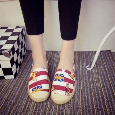 Giày slip on họa tiết