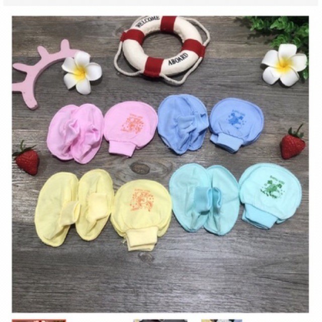 Bao tay bao chân cho bé sơ sinh