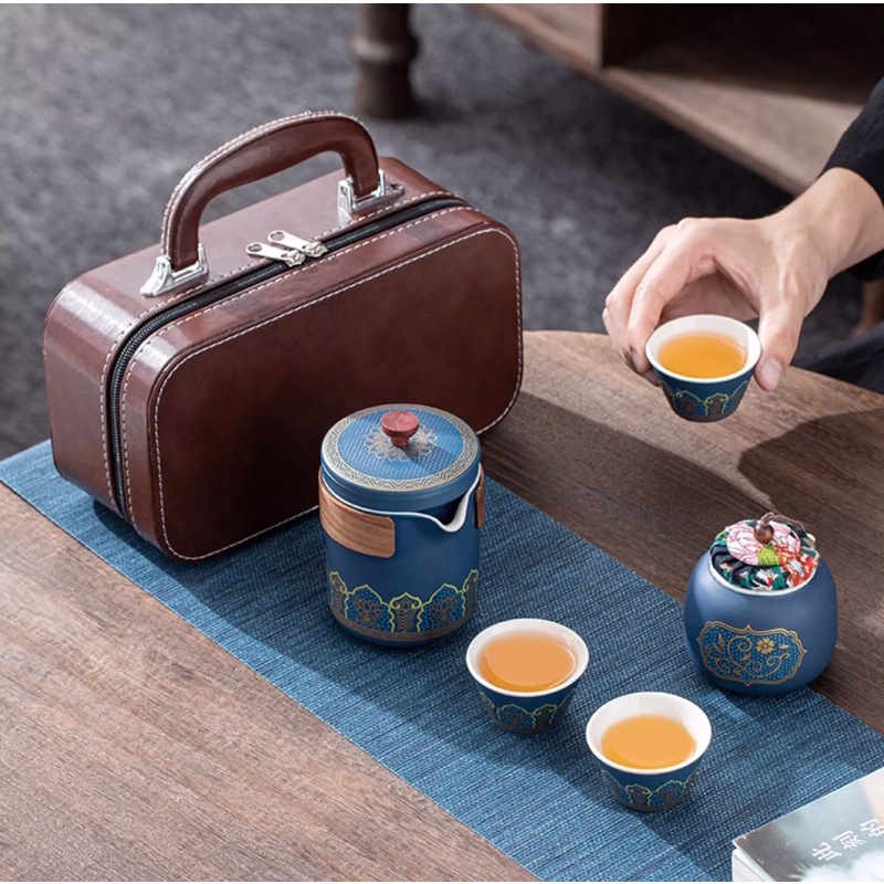 Bộ trà sứ du lịch, dã ngoại cao cấp, mẫu 1 valy da màu da bò sang trọng
