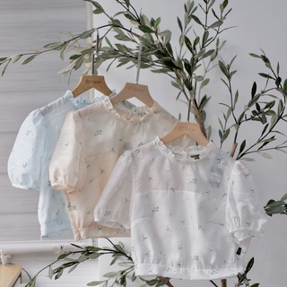Áo kiểu nữ Daisy mã TKA8938 thiết kế cổ bèo tay phồng dáng croptop chất liệu tơ óng, họa tiết hoa daisy cực xinh