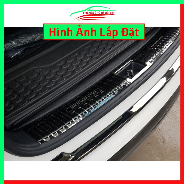Ốp chống trầy cốp Sorento 2021-2023 thép không gỉ vân Titan chống trầy bảo vệ xe