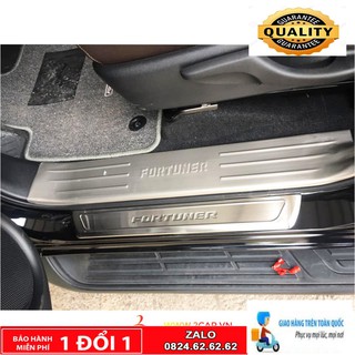 Bộ Ốp Bậc Cửa, Nẹp Bước Chân Trong Ngoài Xe Toyota Fortuner 2016-2018, chất liệu Inox