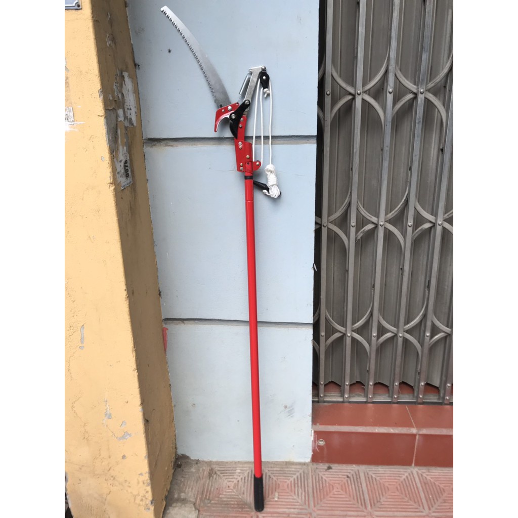 Kéo giật cắt tỉa cành cây trên cao có cưa cành đi kèm dài 3.5 mét loại giật dây có màu đỏ