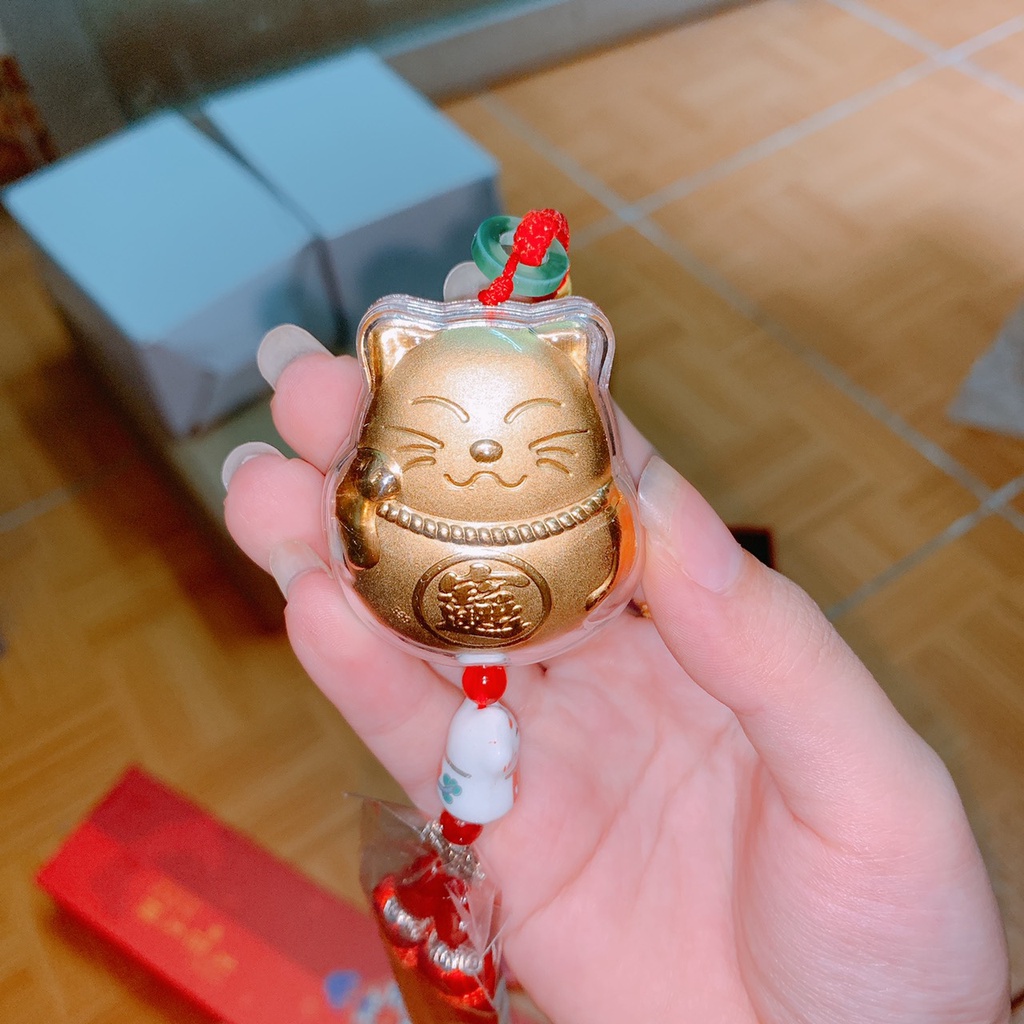 Tua Rua Đỏ May Mắn Hình Mèo Thần Tài Màu Vàng Trang Trí Nhà Cửa Xe Hơi