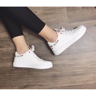 sale giày nữ | giày sneaker trắng | hoa thêu gót