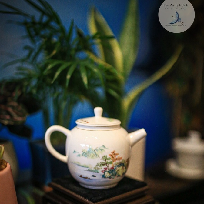 Ấm sứ pha trà hoạ tiết sơn thuỷ đồng quê, chất men ấm đẹp, dòng sứ Cảnh Đức. mã: TPC0021