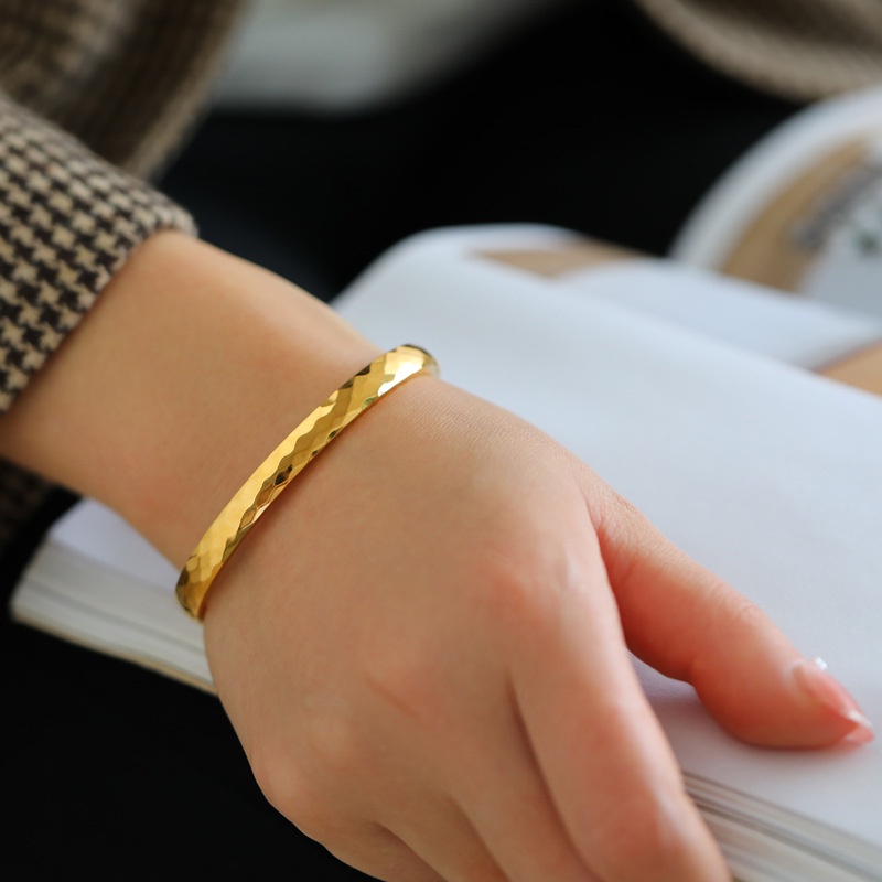 Vòng tay titan nữ không gỉ mạ vàng 18k  thiết kế thời trang thanh lịch 2022 | BigBuy360 - bigbuy360.vn