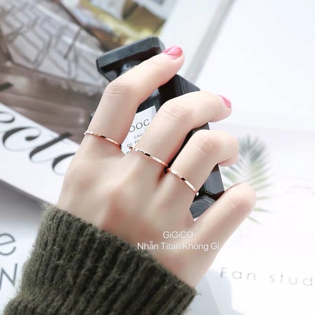 Nhẫn trơn titan mỏng xinh bạc và vàng không đen không gỉ