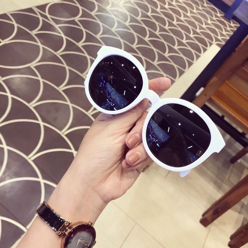 Kính mắt thời trang gọng tròn chữ V