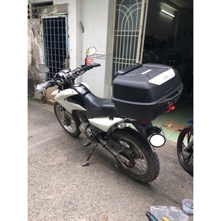Combo lắp đặt gồm thùng givi E43NTL kèm đế đệm MP70, gối tựa lưng BE43N cho XR150