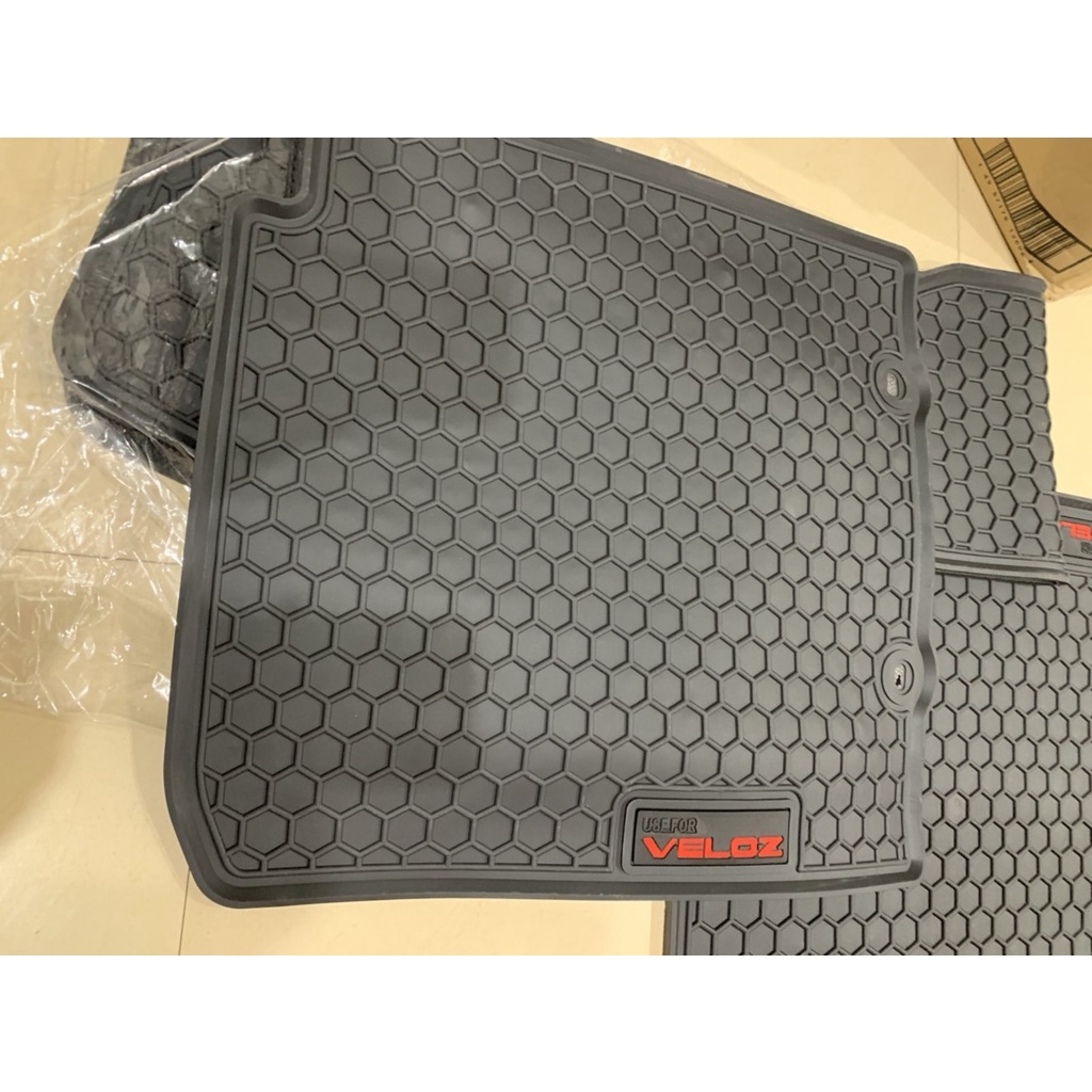 Thảm Lót Sàn Cao Su Đúc Xe Toyota Veloz 2022- 2023 Mẫu Tổ Ong Cao Su Không Mùi Cao Cấp chữ đỏ