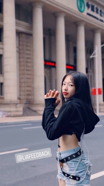 Áo croptop hoodie kèm chain | BigBuy360 - bigbuy360.vn