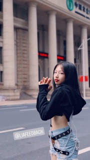 Áo croptop hoodie kèm chain
