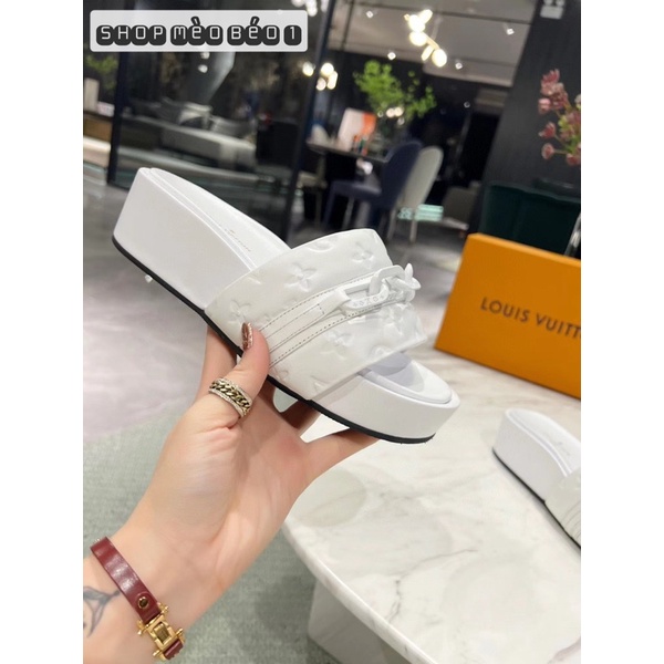Dép lv hoạ tiết chìm quai xích ngang đế cao fullbox