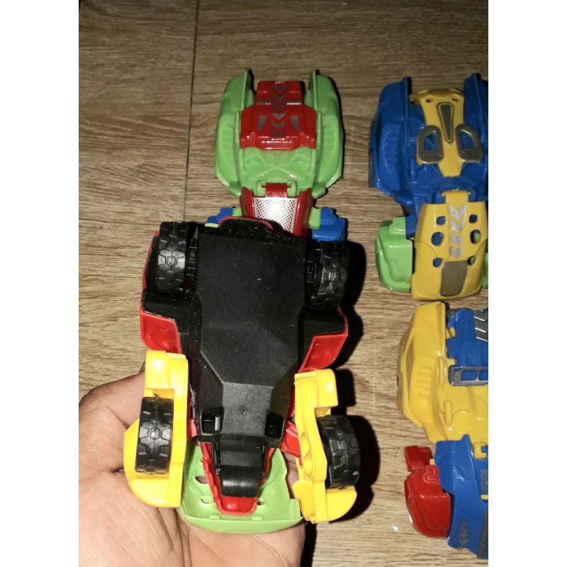 Lắp ráp một mô hình Xe biến thành Robot quái vật bằng nhựa