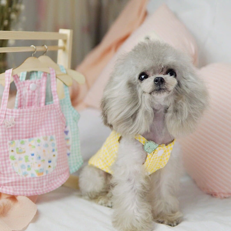Áo 2 dây yếm caro đính huy hiệu cho thú cưng 🤩